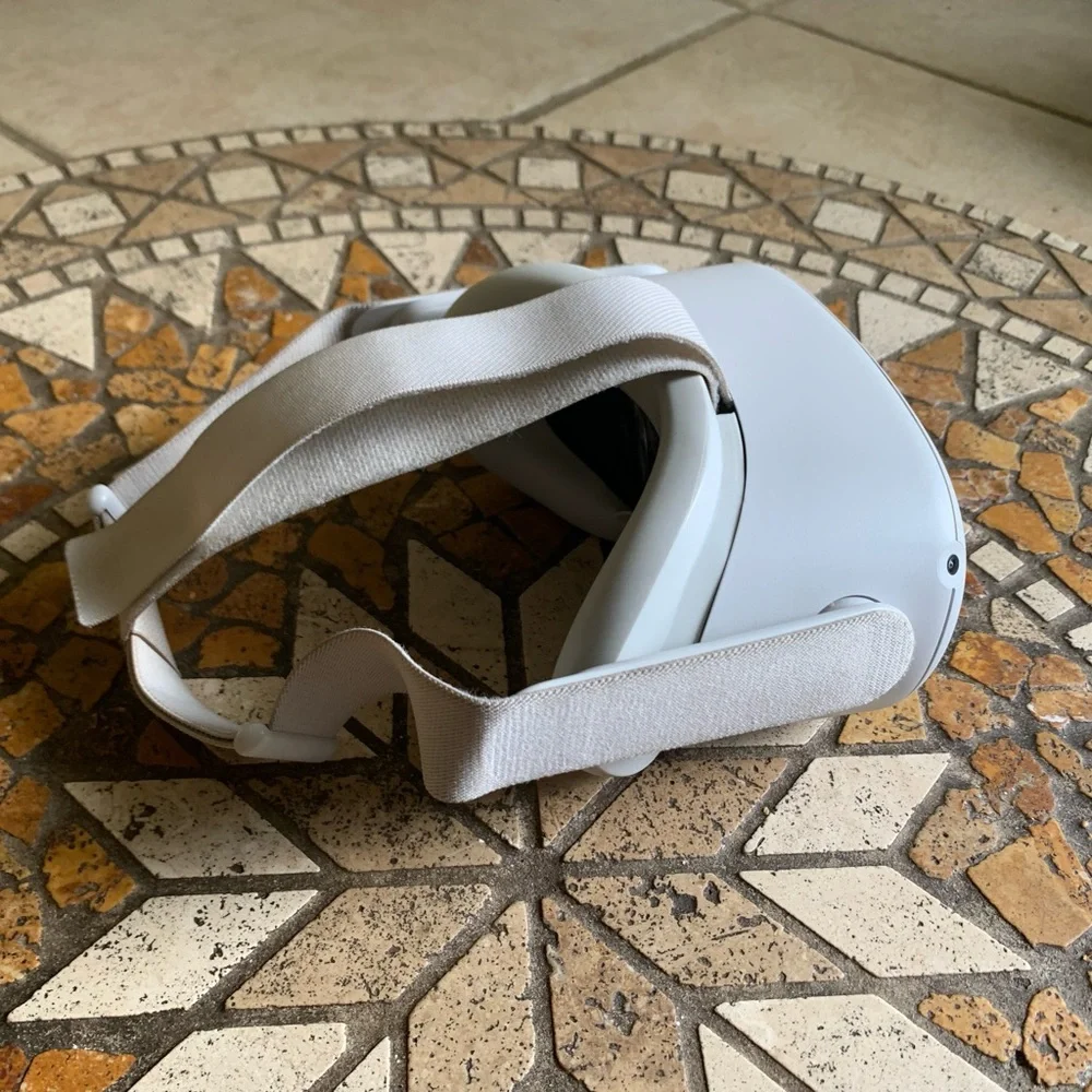 Oculus quest 2 all accessories in description.